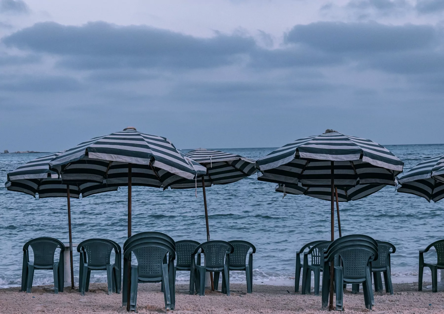 Parasole i leżaki na plaży w Marsa Alam