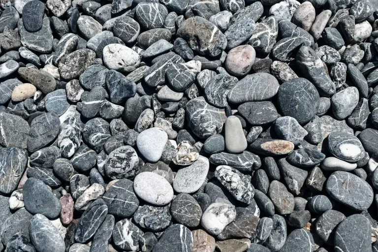 Kamieniste wybrzeże na wyspie Kos z turkusową wodą