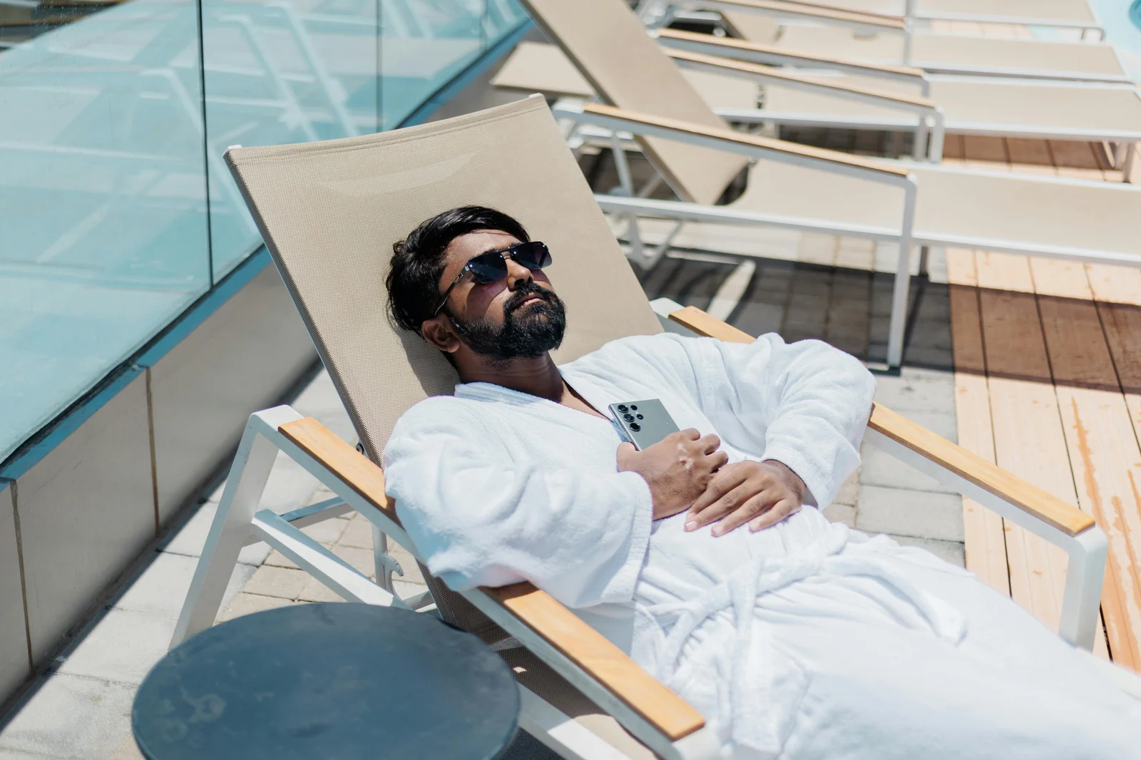 Jak czytać opinie hoteli, żeby nie dać się nabrać: najczęstsze czerwone flagi i szybki filtr jakości