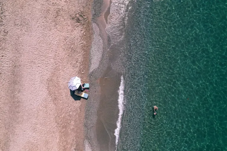 Widok z góry na lazurową zatokę i plażę na Krecie