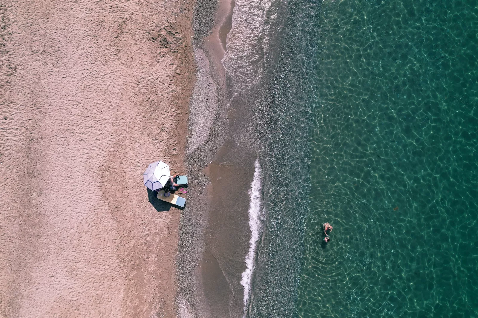 Widok z góry na lazurową zatokę i plażę na Krecie