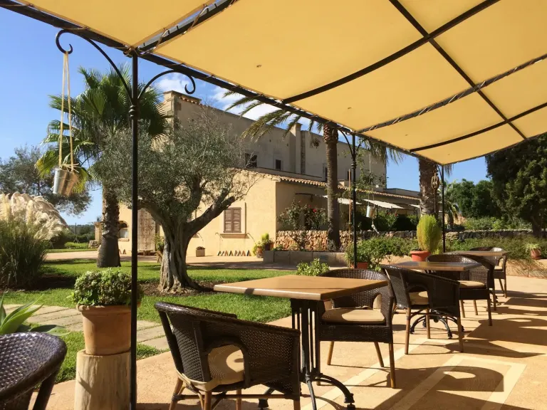 Taras hotelowy na Majorce z parasolami i stolikami