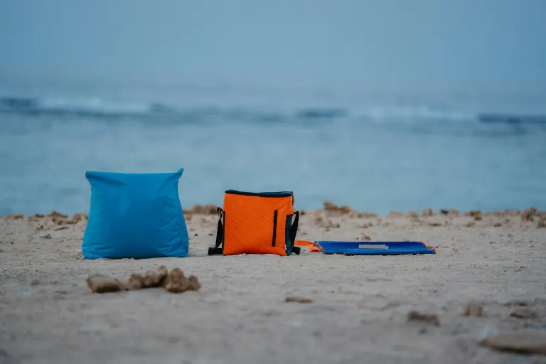 Zatoka w Marsa Alam z piaszczystą plażą i łagodnym wejściem do Morza Czerwonego.