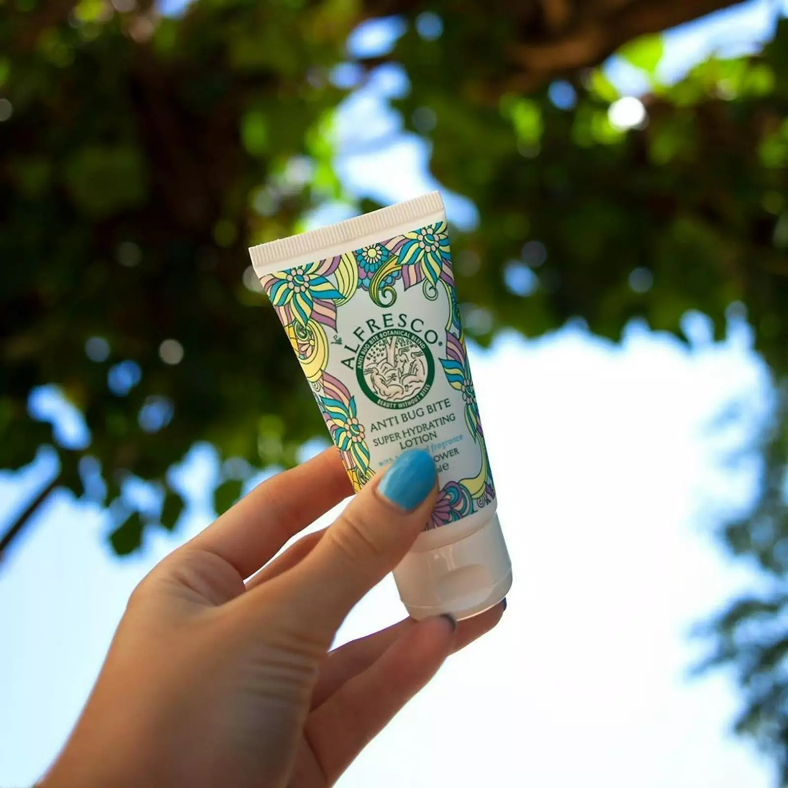 Podróżniczka rozpyla spray przeciw komarom przy tropikalnym lesie