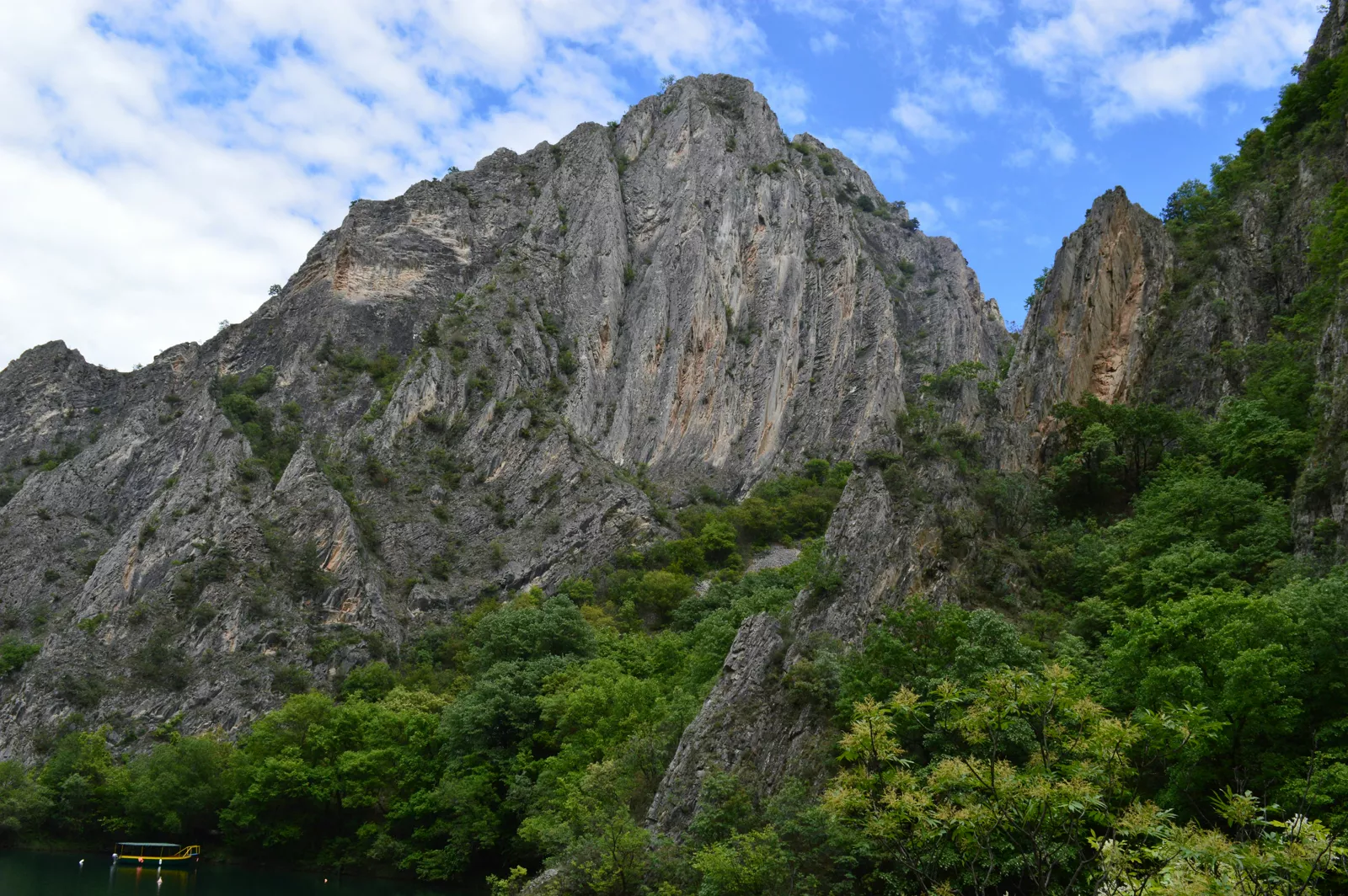 Wąwóz Matka z turkusową wodą i kajakarzami