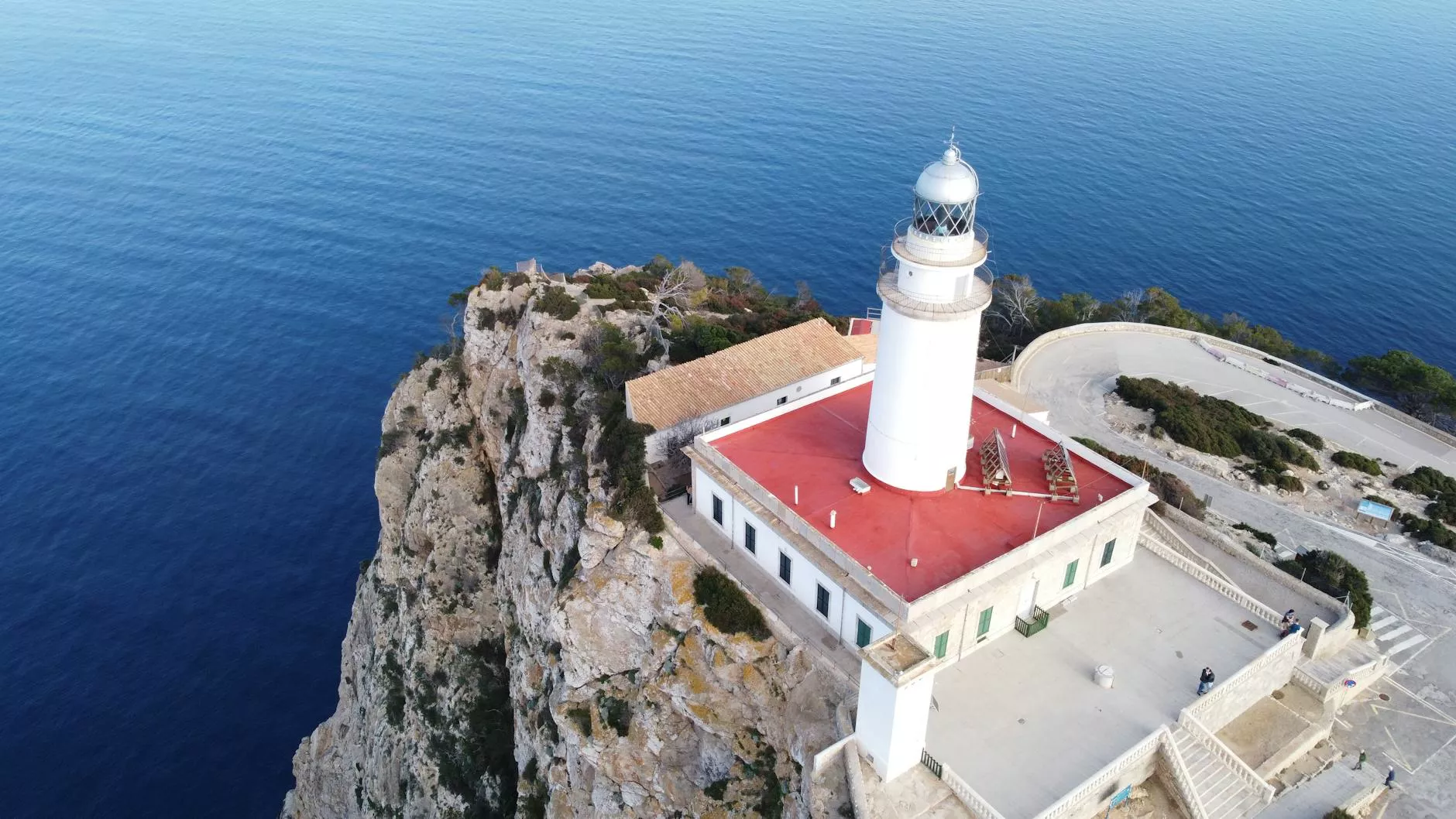 Latarnia morska Cap de Formentor na tle turkusowego morza