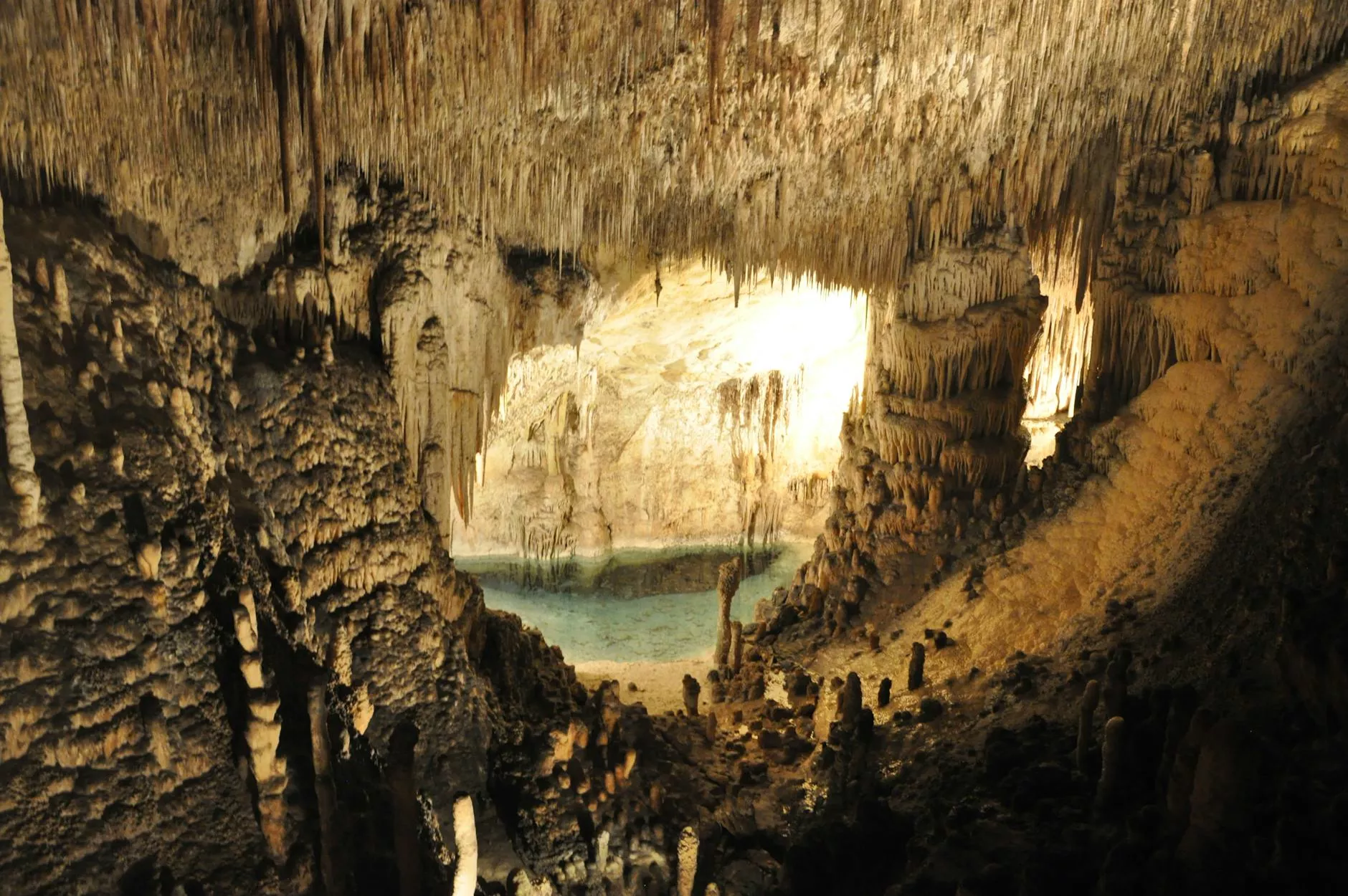 Podziemne jezioro Lago Martel w Cuevas del Drach