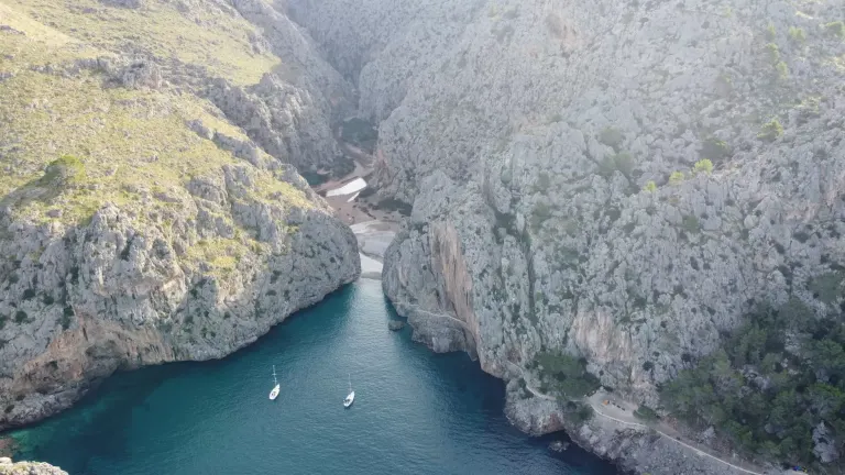 Widok z lotu ptaka na Sa Calobra i turkusowe morze
