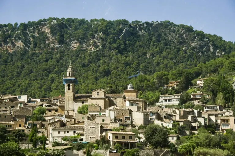 Valldemossa otoczona górami
