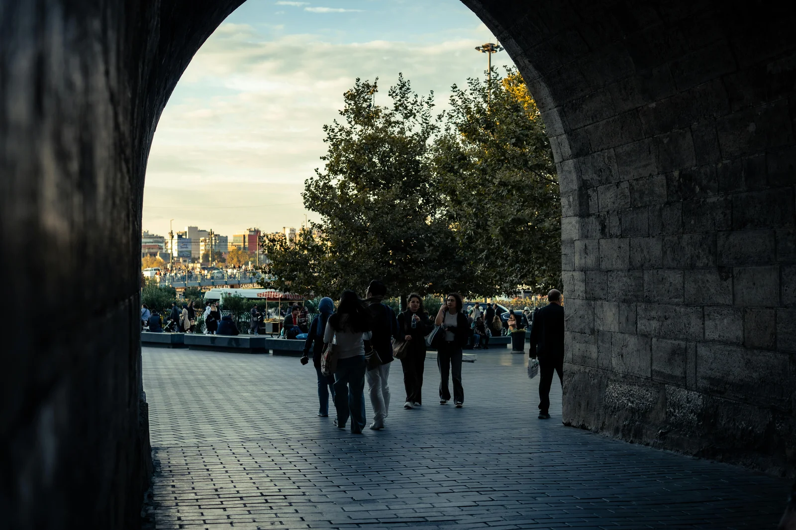 Panorama Barcelony o zachodzie słońca z widokiem na Sagradę Familię i nadmorskie wieżowce
