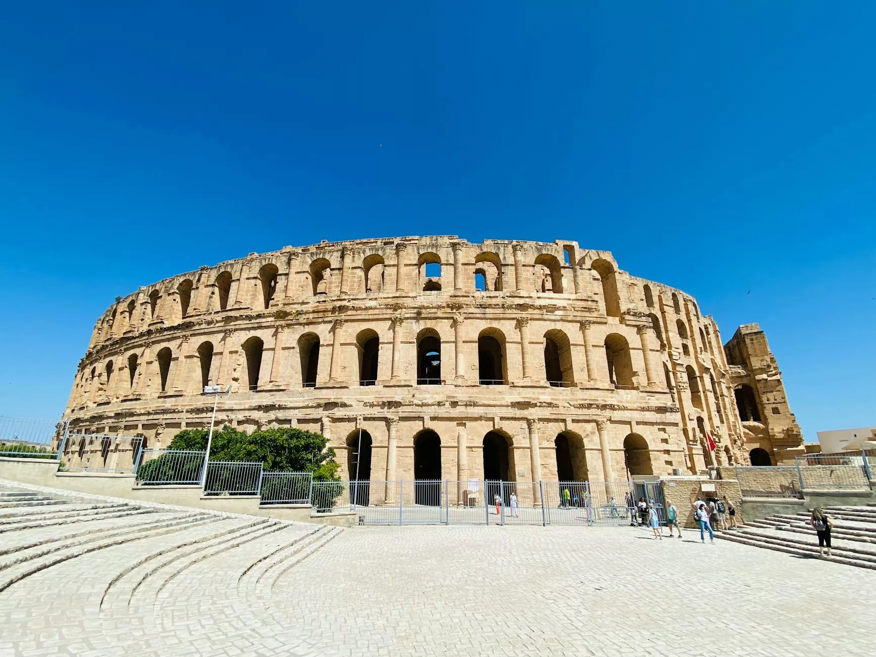 Amfiteatr w El Jem w pełnym słońcu