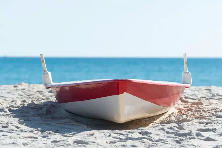 Tradycyjna łódź na plaży w Hammamecie