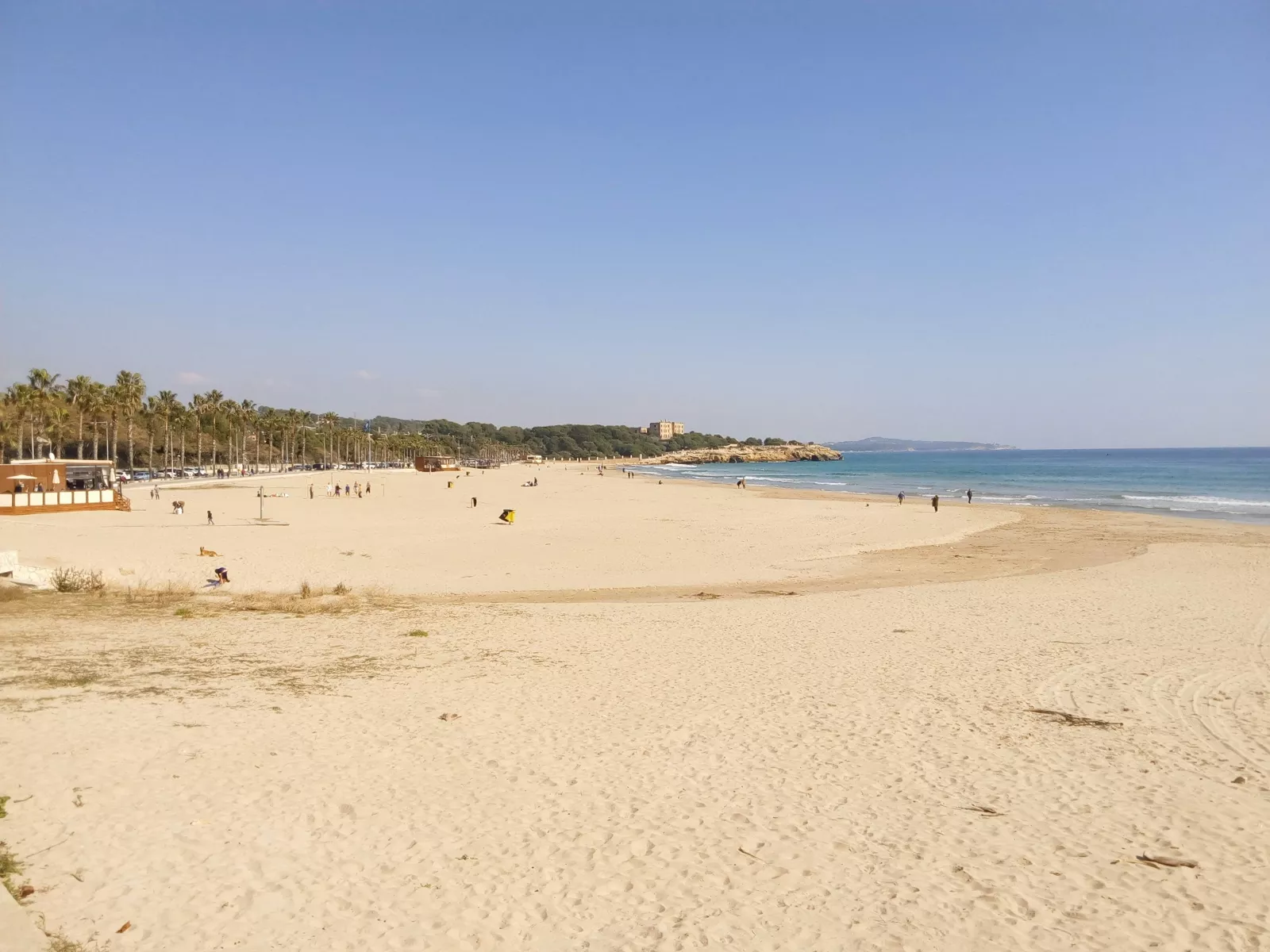 Napiwki bez stresu: ile i komu w popularnych kurortach wakacyjnych — proste reguły.