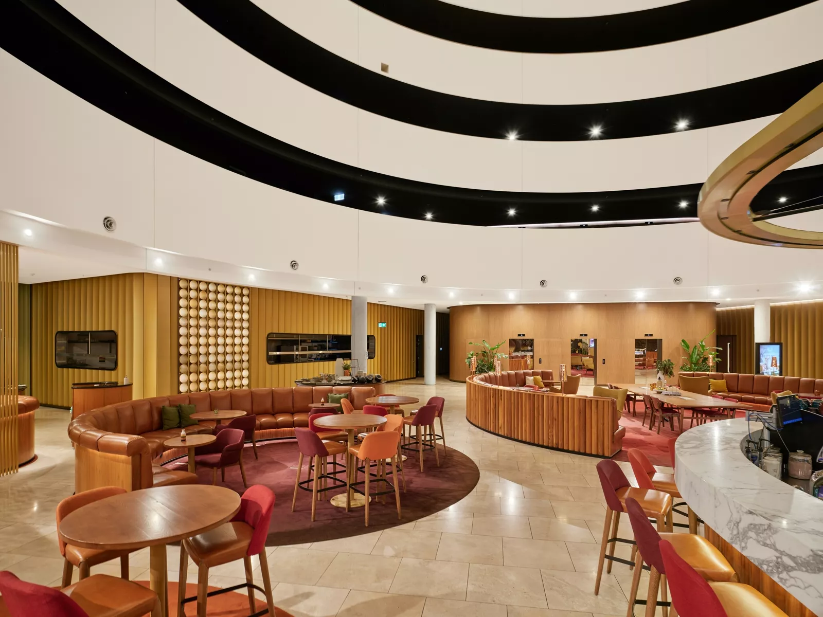 Nowoczesne lobby hotelowe z barem i strefą odpoczynku