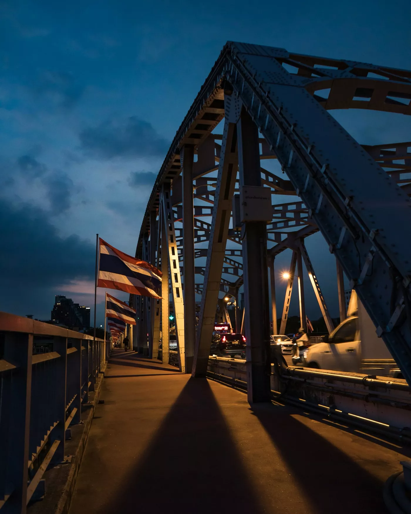 Nocna panorama Bangkoku z mostem Krung Thon i światłami miasta