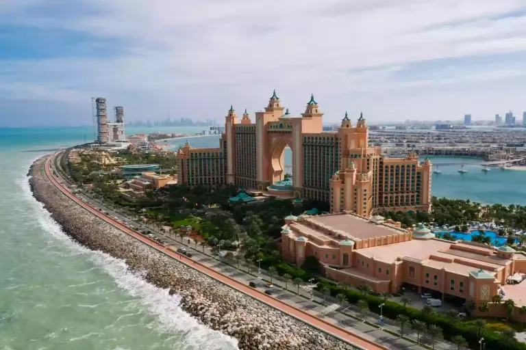 Kompleks Atlantis The Palm z widokiem na Aquaventure i monorail.