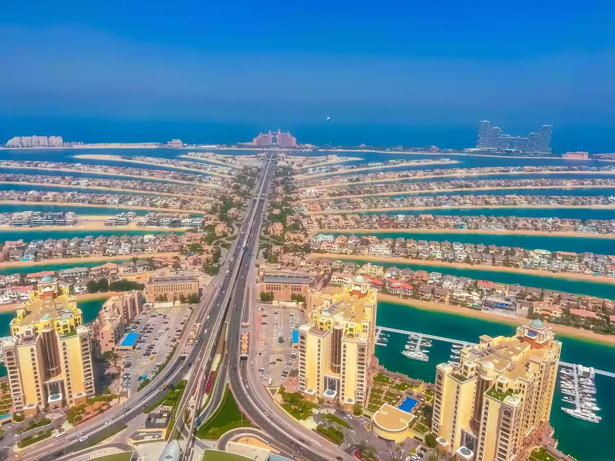 Panorama Palm Jumeirah z widokiem na półksiężyc i wieże Atlantis.