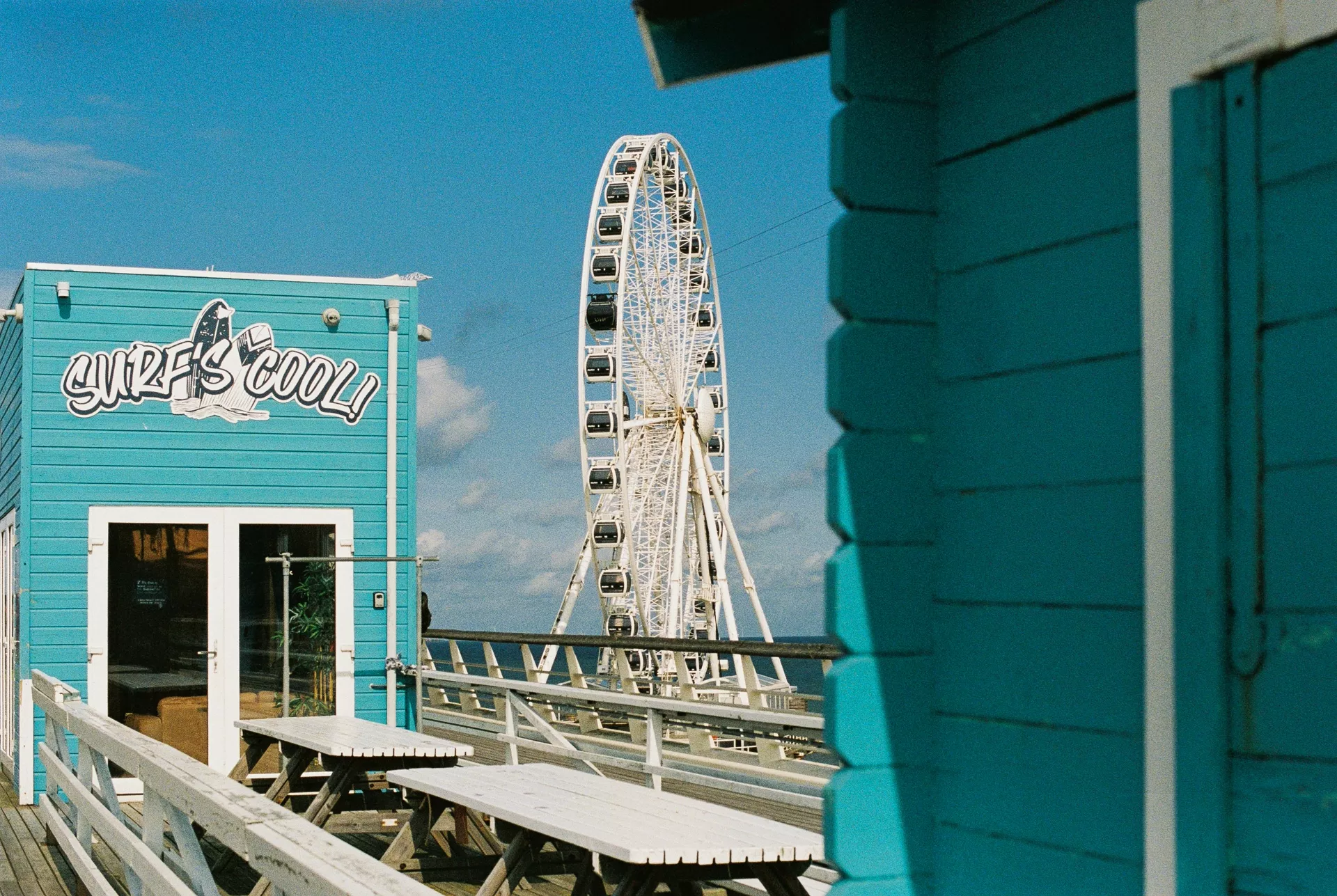 Plaża przy hotelu: piasek, żwir czy pomost? Jak unikać „niespodzianek” ze zdjęć