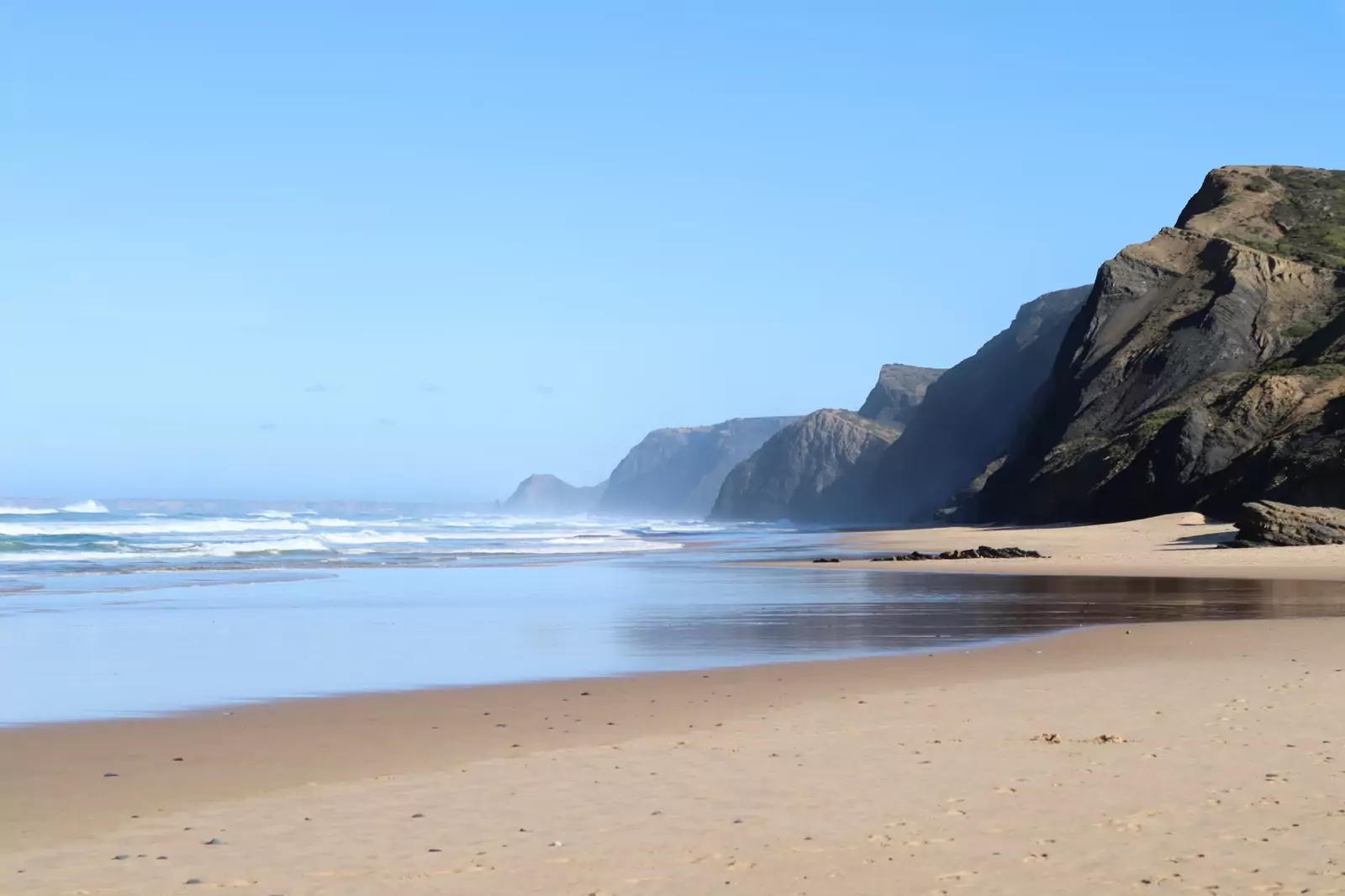 Złote klify i plaża Praia da Marinha w Algarve o poranku