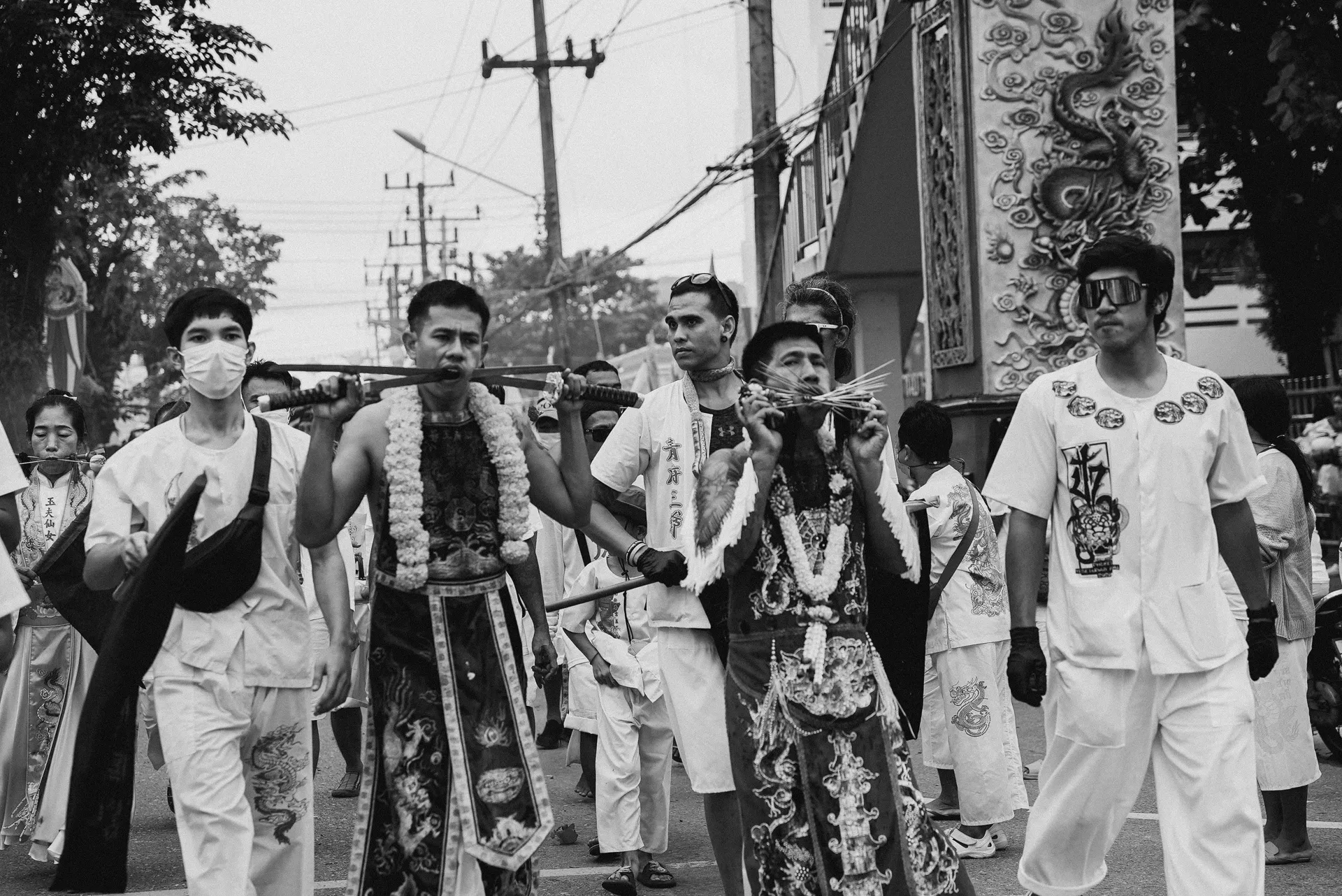 Kolorowa parada uliczna podczas lokalnego festiwalu w Azji