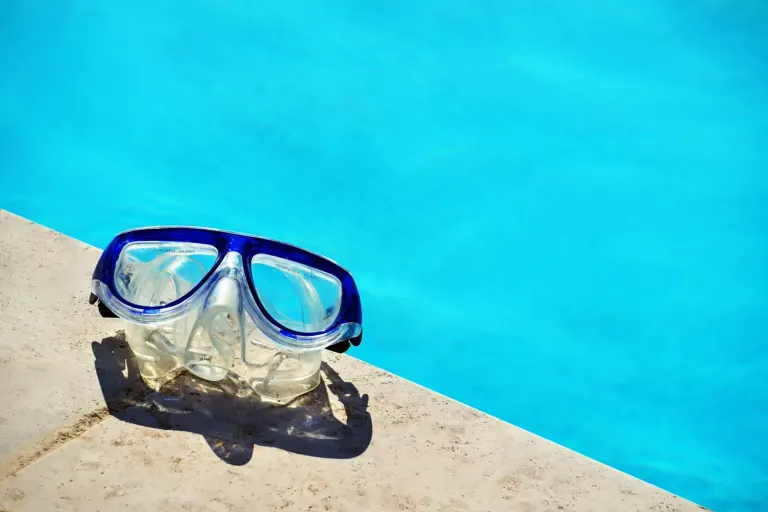 Snorkeler płynie w lazurowej zatoce na Krecie