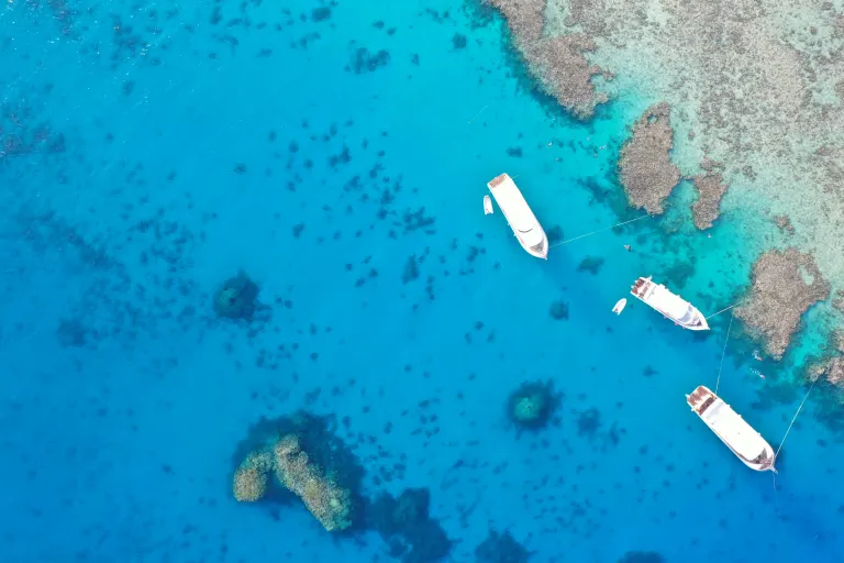 Akwen Makadi Bay z góry z widocznymi pomostami