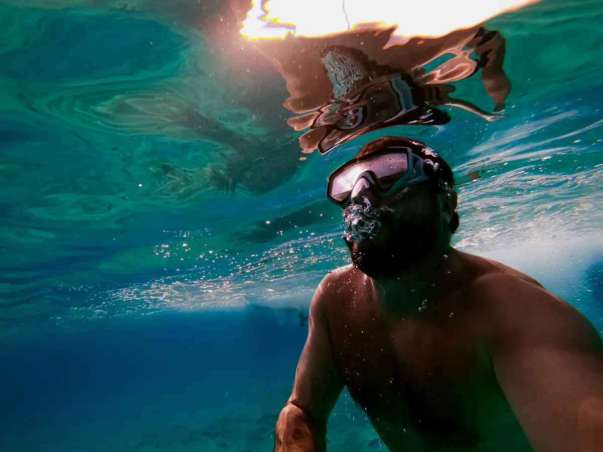 Snorkeler z bojką dryfuje nad rafą w Marsa Alam