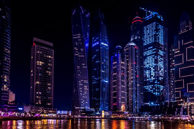 Illuminated skyline Dubai Marina nocą