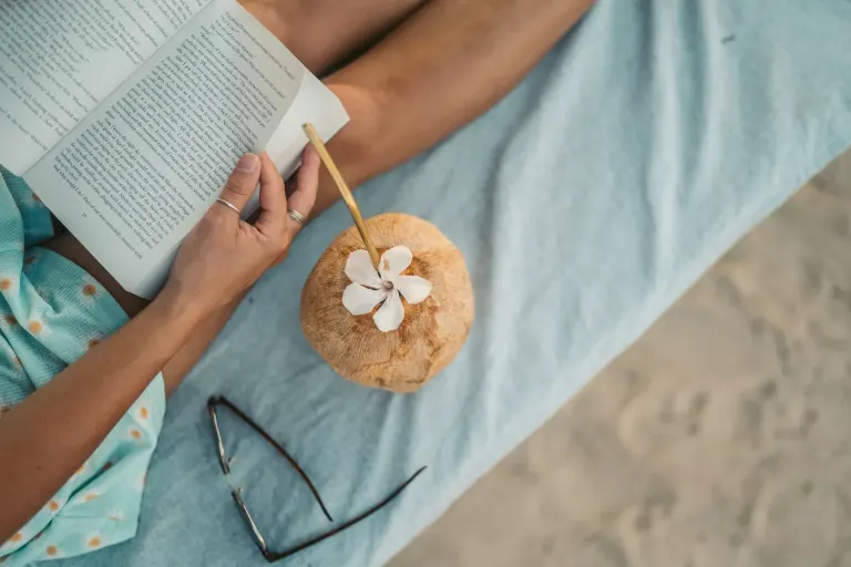 Czytanie książki na plaży w Zanzibarze