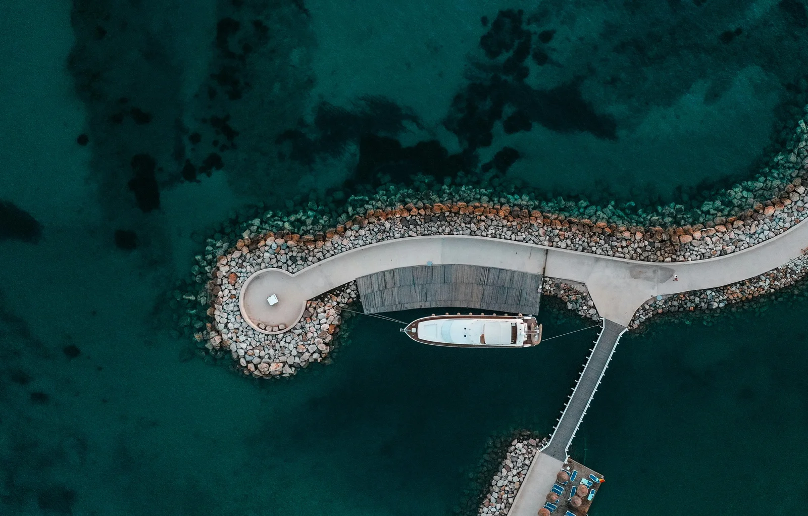 Zatoka w Bodrum z turkusowym morzem, jachtami i białą zabudową na wzgórzach