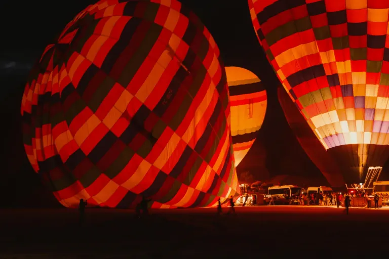 Balony nad tufowymi dolinami Kapadocji o wschodzie słońca