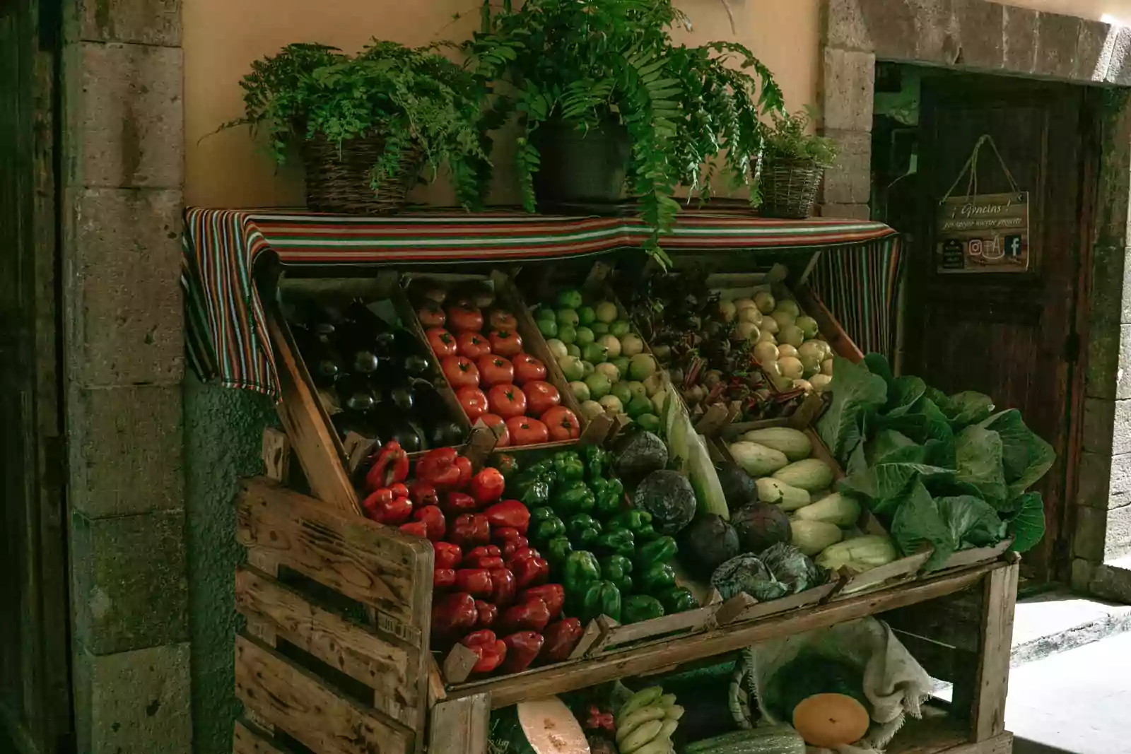 Stragan z owocami i warzywami na kanaryjskim targu
