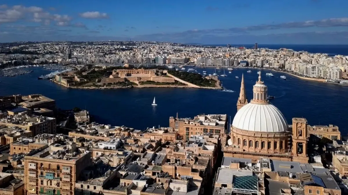 Malta w kwietniu – widok na zabudowę i nadmorskie krajobrazy