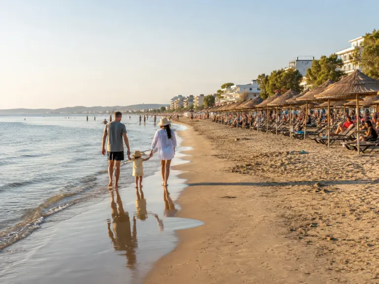 Albania z dzieckiem: gdzie wybrać hotel przy piaszczystej plaży i krótkim transferze?
