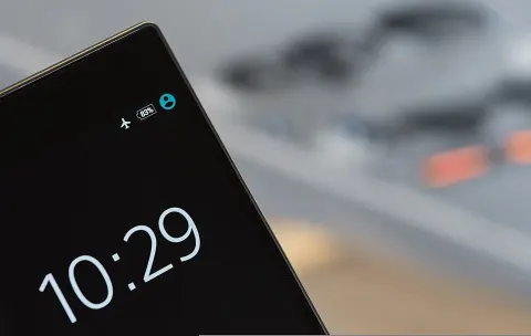 eSIM przed wyjazdem czy po przylocie? Kiedy instalacja uruchamia pakiet danych