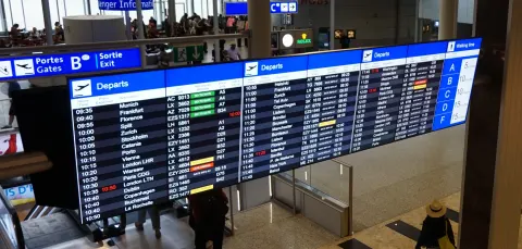 Zmiana linii lotniczej w wakacjach z biurem podróży: co z bagażem, miejscami i godziną lotu?