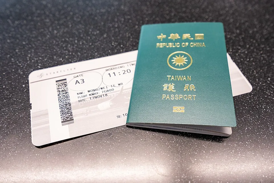 Dokumenty podróży nie przyszły przed wylotem — kiedy reagować i czy jechać na lotnisko?
