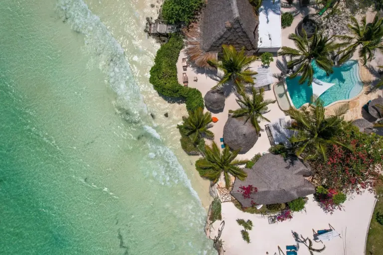 Widok z góry na tropikalny resort i plażę na Zanzibarze