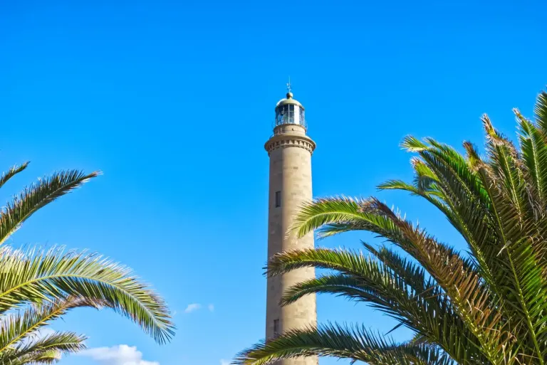 Latarnia morska Faro de Maspalomas wśród palm na Gran Canarii