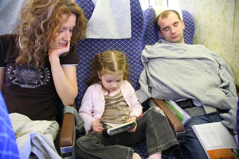 Jak biura podróży liczą wiek dziecka? Dzień rezerwacji, wylotu czy powrotu