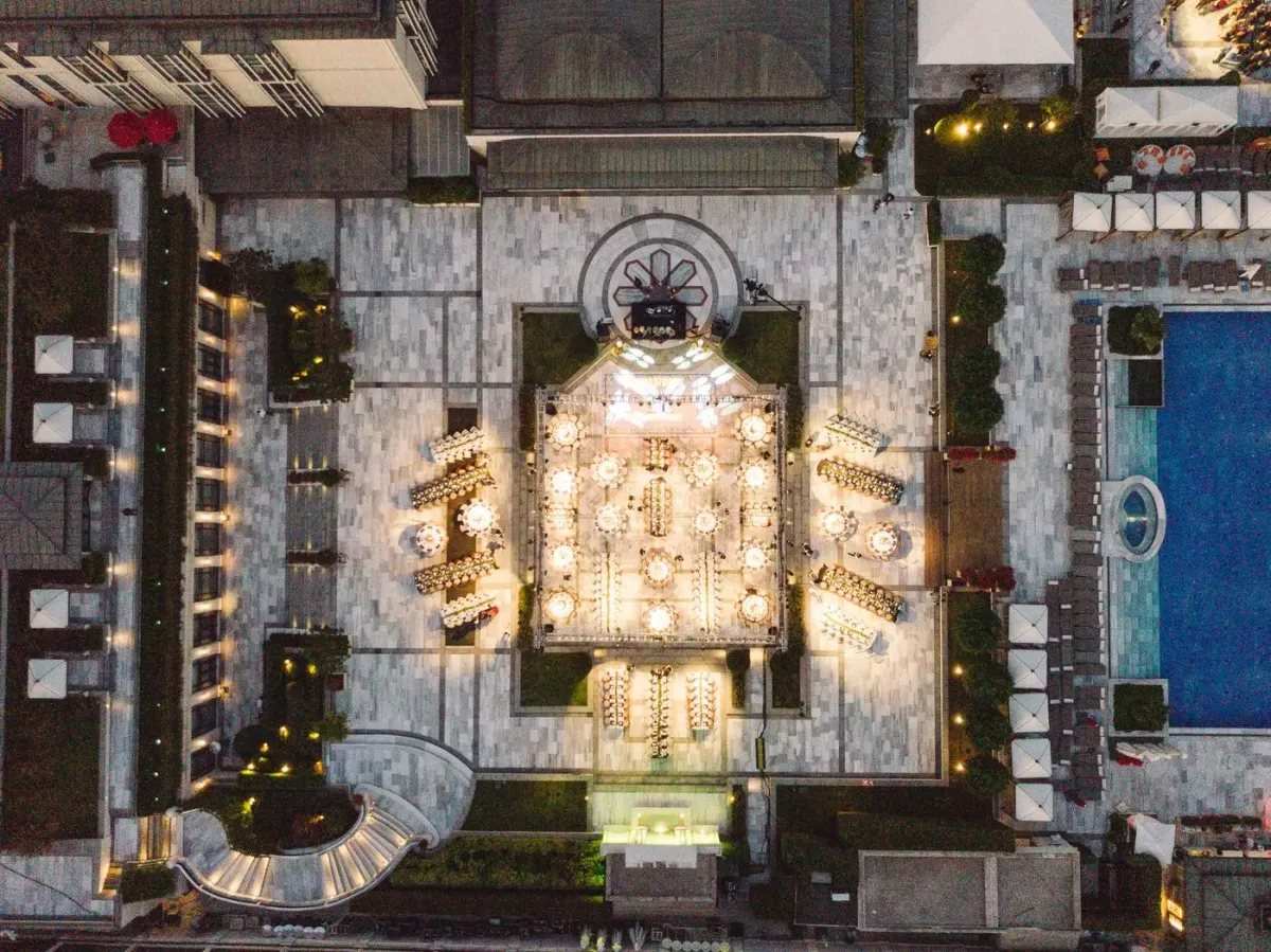 Widok z góry na elegancki resort hotelowy z basenem