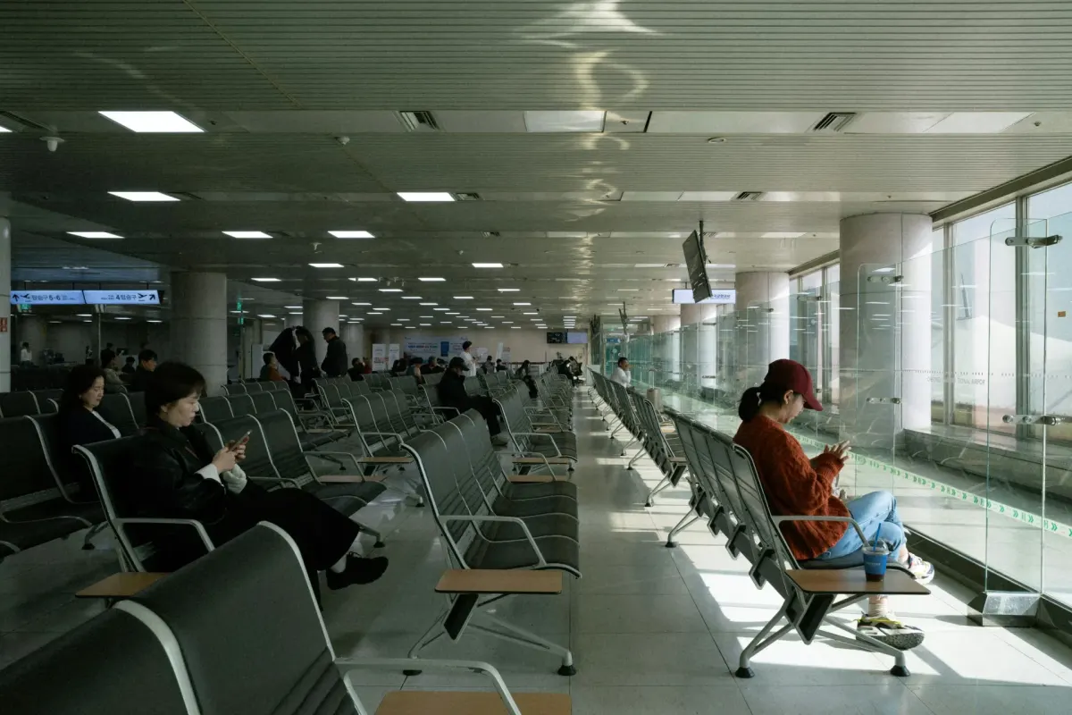 Pasażerowie oczekujący w hali odlotów