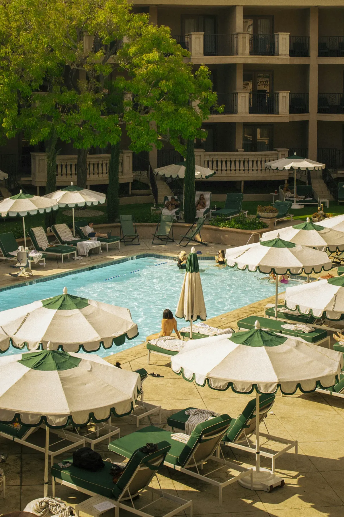 Zewnętrzny basen hotelowy z leżakami i parasolami