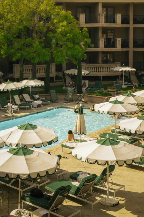 Podgrzewany basen w hotelu — co sprawdzić, aby nie zarezerwować zimnej wody?