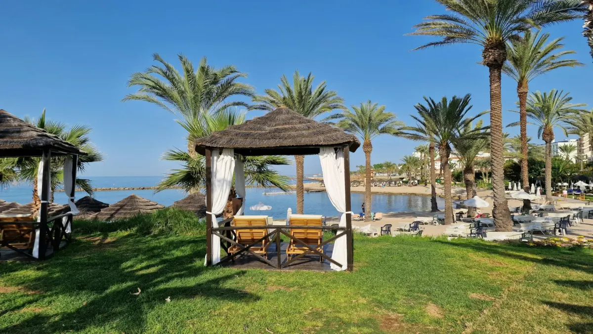 Leżaki i parasole przy plaży w Pafos na Cyprze
