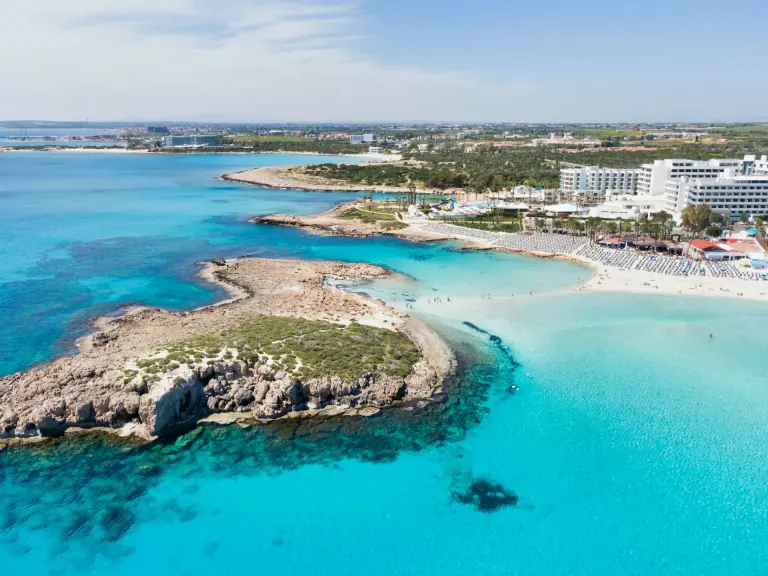 Widok z góry na piaszczystą plażę Nissi w Ayia Napa