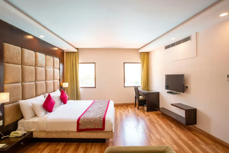 Sypialnia hotelowa z dużym łóżkiem