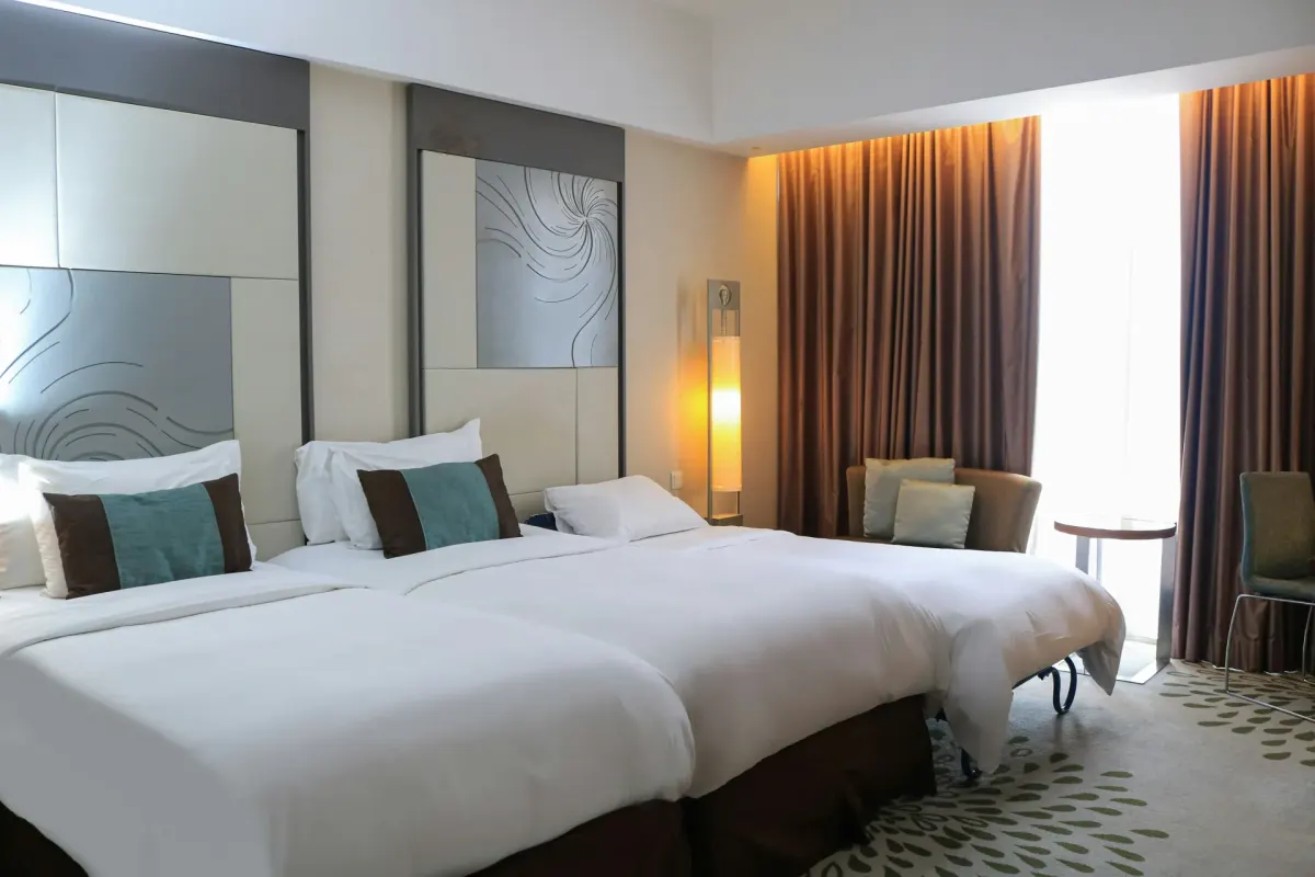 Pokój hotelowy z dwoma łóżkami