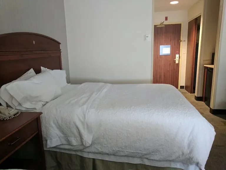 Duże łóżko w pokoju hotelowym