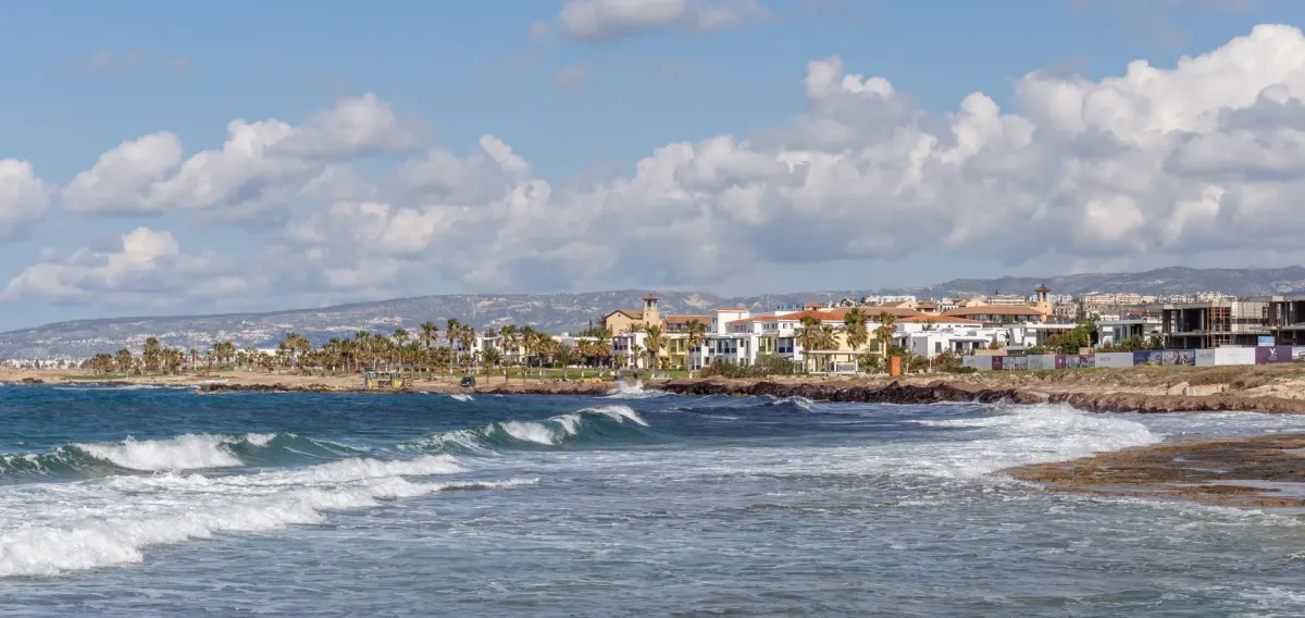 Plaża w Pafos na zachodnim wybrzeżu Cypru
